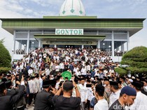 Ribuan Pelayat Hadiri Pemakaman Prof Amal Fathullah Zarkasyi di Gontor
