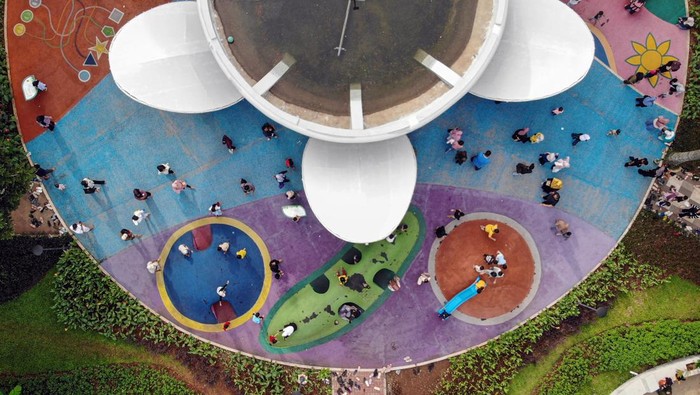 Foto udara warga mengisi liburan di Taman Siliwangi, Cibinong, Kabupaten Bogor, Jawa Barat, Minggu (4/1/2026). Taman Siliwangi yang baru selesai dibangun oleh Pemerintah Kabupaten Bogor pada November 2025 lalu itu menjadi destinasi wisata gratis bagi warga untuk mengisi liburan awal tahun, dan diharapkan dapat mempercantik wajah kota serta memberikan ruang publik yang berkualitas bagi masyarakat. ANTARA FOTO/Yulius Satria Wijaya/rwa.