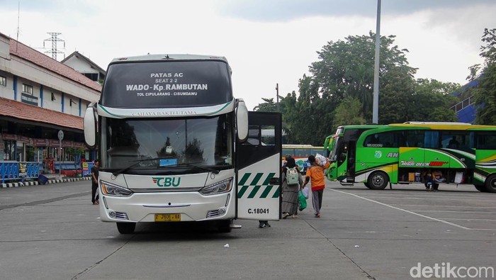 Suasana Terminal Kampung Rambutan, Jakarta Timur, tampak ramai saat puncak arus balik libur Natal 2025 dan Tahun Baru 2026, Minggu (4/1/2026).