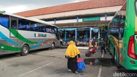 Penumpang membawa tas besar dan koper saat tiba di Terminal Kampung Rambutan, sebagian besar berasal dari wilayah Jawa. 