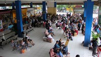 Penumpang menunggu angkutan lanjutan di terminal, dengan dukungan layanan Transjakarta hingga malam dan dini hari. 