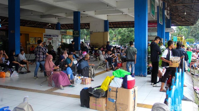 Suasana Terminal Kampung Rambutan, Jakarta Timur, tampak ramai saat puncak arus balik libur Natal 2025 dan Tahun Baru 2026, Minggu (4/1/2026).