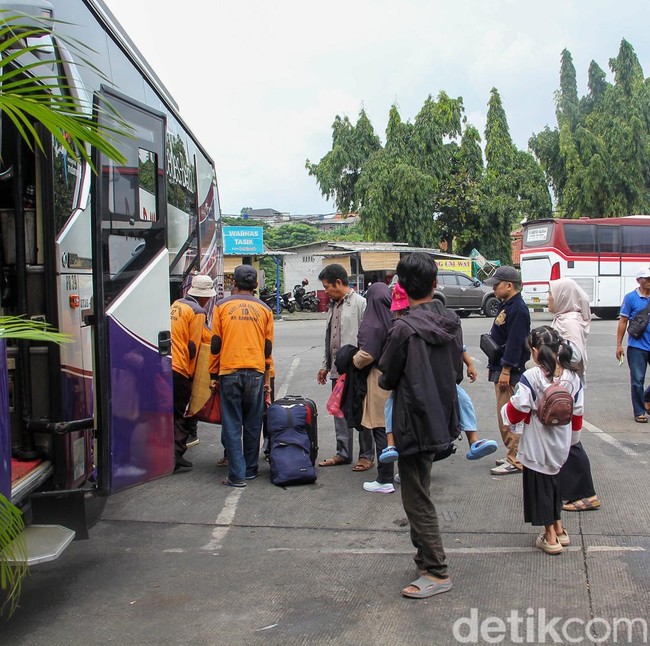 Terminal Kampung Rambutan Ramai Penumpang di Akhir Libur Nataru