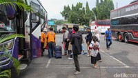 Petugas terminal bersiaga mengatur keluar masuk bus AKAP untuk menjaga kelancaran arus penumpang selama puncak arus balik. 