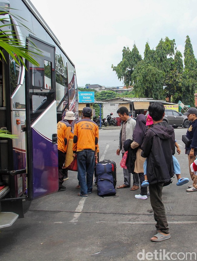 Terminal Kampung Rambutan Ramai Penumpang di Akhir Libur Nataru