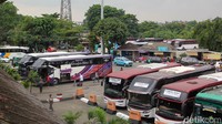 Petugas Dinas Perhubungan melakukan pengecekan kelayakan armada bus di Terminal Kampung Rambutan guna memastikan keselamatan penumpang. 