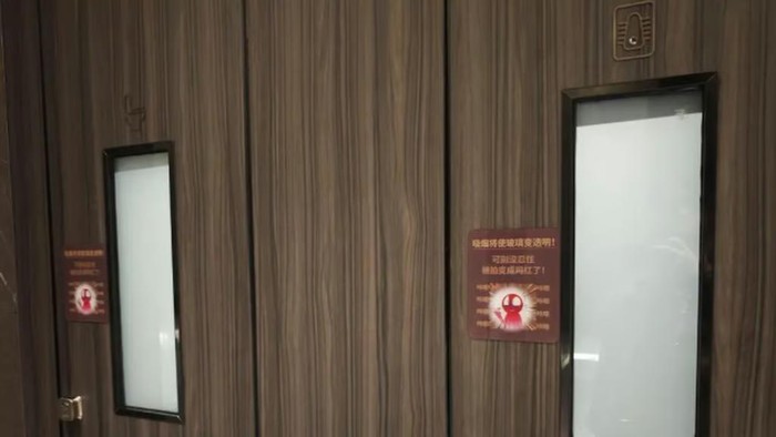 Kaca pintu toilet, seperti terlihat di atas, tetap buram sampai seseorang mulai merokok di dalam