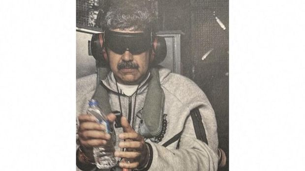 Trump Unggah Foto Penampakan Maduro Diborgol-Ditutup Matanya Gambar yang diunggah di akun Truth Social milik Presiden AS Donald Trump pada 3 Januari 2026, menunjukkan apa yang menurut Presiden Trump adalah Presiden Venezuela Nicolas Maduro di atas kapal USS Iwo Jima setelah militer AS menangkapnya pada 3 Januari 2026.