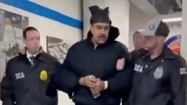 Sebuah gambar diam dari video yang diposting oleh akun Rapid Response 47 Gedung Putih di X.com, yang berasal dari akun @PaulDMauro, menunjukkan Presiden Venezuela Nicolas Maduro digiring dalam tahanan menyusuri lorong di kantor Badan Penegakan Narkoba AS (DEA) di New York City, AS, 3 Januari 2026. (via REUTERS/@RapidResponse47)