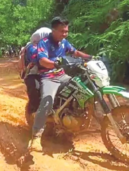 Viral! Pasutri Rela Terjang Hutan dan Ancaman Harimau demi Sekolah Terpencil