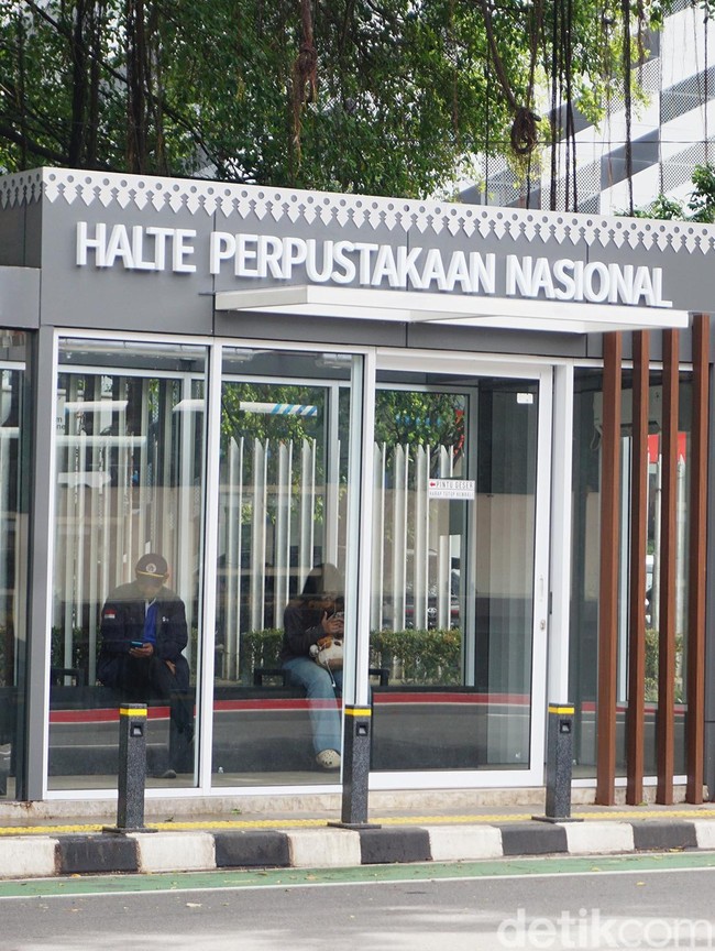 Wajah Baru Halte Perpusnas, Kini Lebih Nyaman dan Sejuk