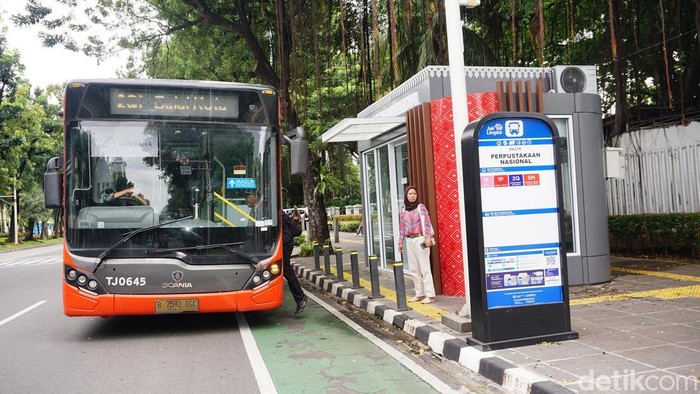 Awal tahun, Halte Perpustakaan Nasional tampil dengan wajah baru. Fasilitas diperbarui agar penumpang TransJakarta lebih nyaman saat menunggu bus, Minggu (4/1/2026).