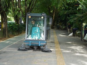 Inovasi Pemkot Pontianak Hadirkan Mobil Penyapu Trotoar dan Jalan