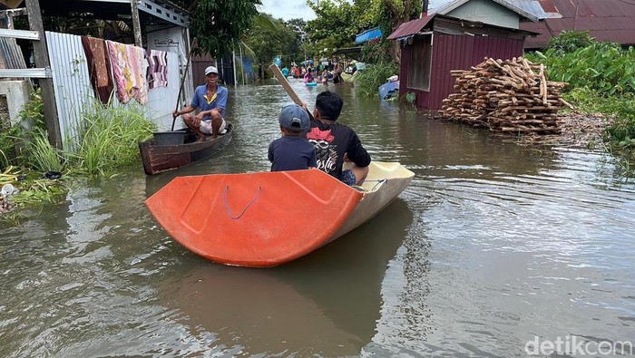 Warga Banjar manfaatkan toren air sebagai perahu darurat di tengah banjir.