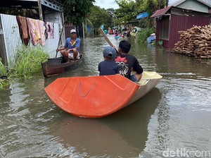 Banjir di Banjar Setinggi Pinggang, Dian Pakai Toren Air Jadi Perahu
