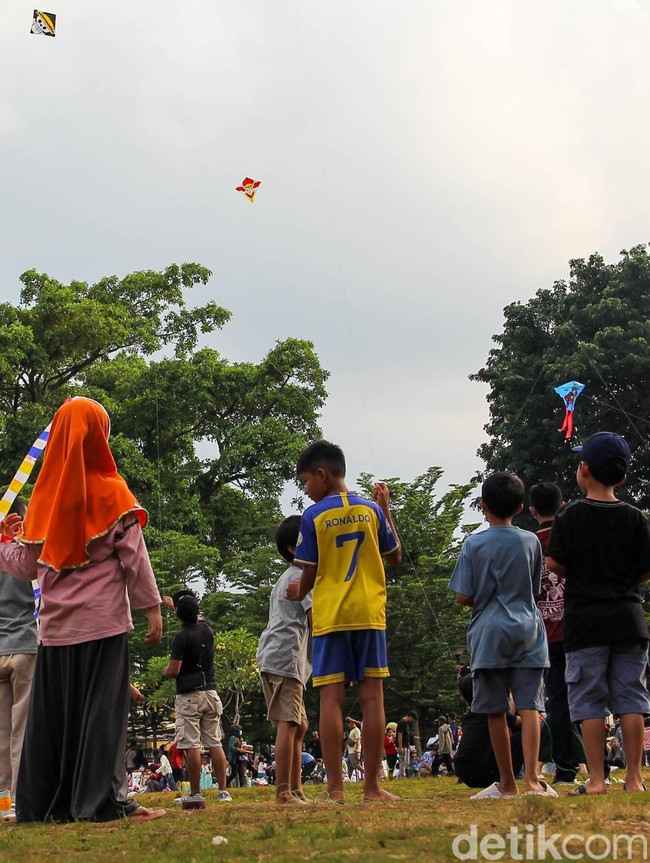 Warga Nikmati Akhir Libur Tahun Baru di Alun-Alun Bogor