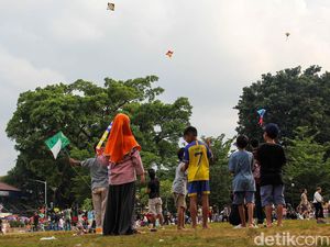 Warga Nikmati Akhir Libur Tahun Baru di Alun-Alun Bogor