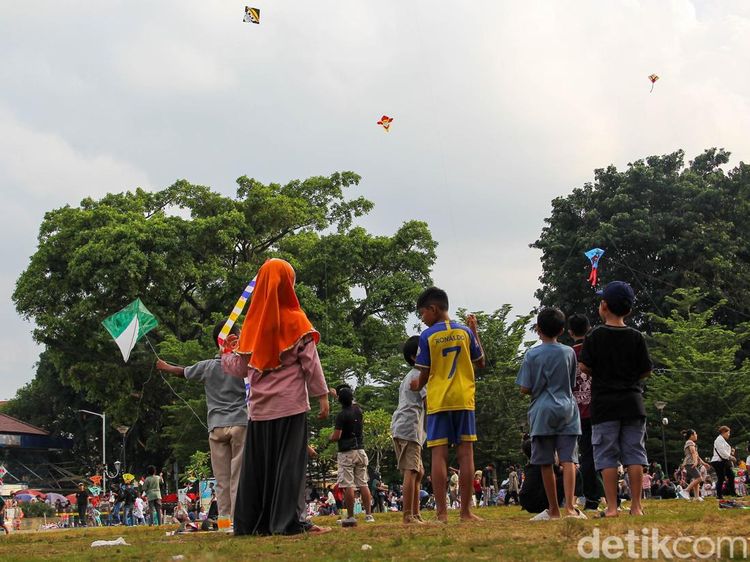 Warga Nikmati Akhir Libur Tahun Baru di Alun-Alun Bogor