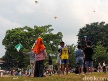 Warga Nikmati Akhir Libur Tahun Baru di Alun-Alun Bogor
