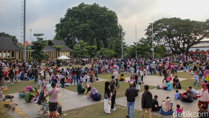 Suasana Alun-Alun Kota Bogor tampak ramai oleh warga yang menghabiskan waktu di penghujung libur Tahun Baru, Minggu (4/1/2026).