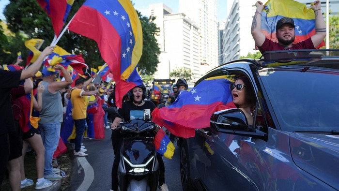 Venezuelans living in Panama celebrate after U.S. President Donald Trump said the U.S. has struck Venezuela and captured its President Nicolas Maduro and his wife Cilia Flores, in Panama City, Panama January 3, 2026. REUTERS/ Enea Lebrun