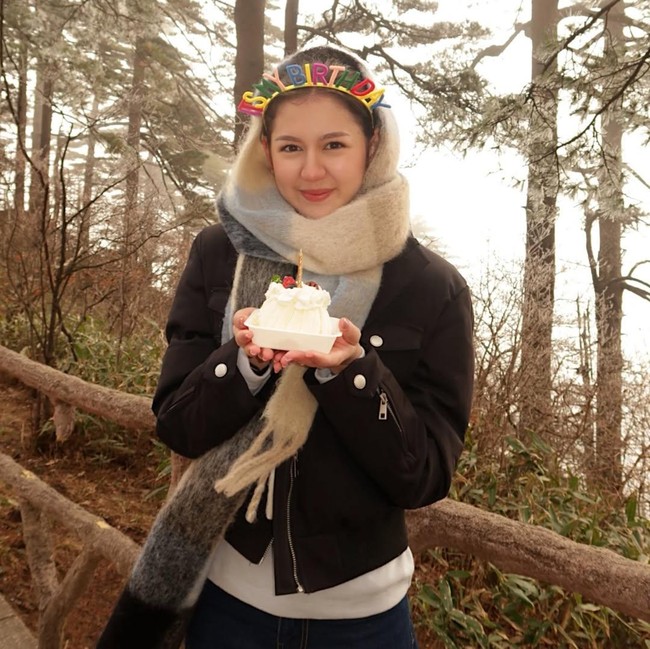 Zoe Abbas Jackson Rayakan Ultah ke-23 Mendaki Gunung Huangshan