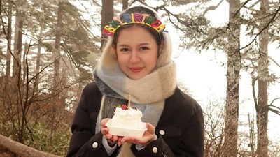 Zoe Abbas Jackson Rayakan Ultah ke-23 Mendaki Gunung Huangshan
