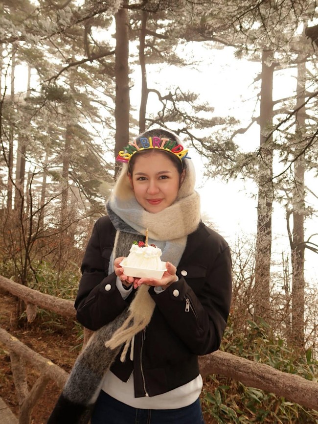 Zoe Abbas Jackson Rayakan Ultah ke-23 Mendaki Gunung Huangshan