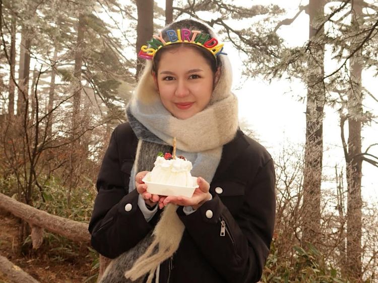 Zoe Abbas Jackson Rayakan Ultah ke-23 Mendaki Gunung Huangshan