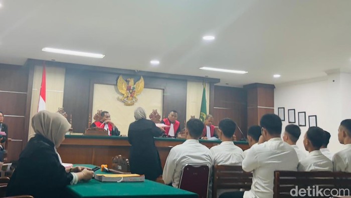 10 Terdakwa pembakaran gedung DPRD Sulsel dituntut 1 tahun penjara. Elmayanti/detiksulsel