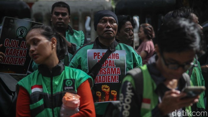 Sejumlah pengendara ojek online (ojol) menggelar aksi unjuk rasa di depan Pengadilan Tindak Pidana Korupsi (Tipikor), Jakarta, Senin (5/1/2026). Aksi tersebut digelar sebagai bentuk dukungan moral terhadap Nadiem Makarim menjelang sidang perdana kasus dugaan korupsi pengadaan Chromebook di lingkungan pendidikan.