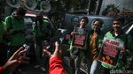 Aksi Ojol Dukung Nadiem di Pengadilan Tipikor