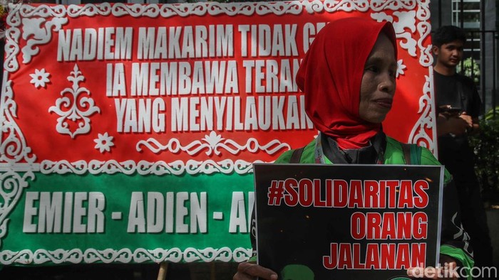 Sejumlah pengendara ojek online (ojol) menggelar aksi unjuk rasa di depan Pengadilan Tindak Pidana Korupsi (Tipikor), Jakarta, Senin (5/1/2026). Aksi tersebut digelar sebagai bentuk dukungan moral terhadap Nadiem Makarim menjelang sidang perdana kasus dugaan korupsi pengadaan Chromebook di lingkungan pendidikan.