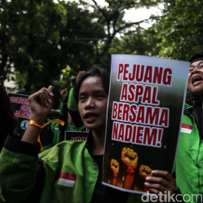 Aksi Ojol Dukung Nadiem di Pengadilan Tipikor