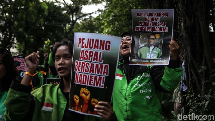 Sejumlah pengendara ojek online (ojol) menggelar aksi unjuk rasa di depan Pengadilan Tindak Pidana Korupsi (Tipikor), Jakarta, Senin (5/1/2026). Aksi tersebut digelar sebagai bentuk dukungan moral terhadap Nadiem Makarim menjelang sidang perdana kasus dugaan korupsi pengadaan Chromebook di lingkungan pendidikan.