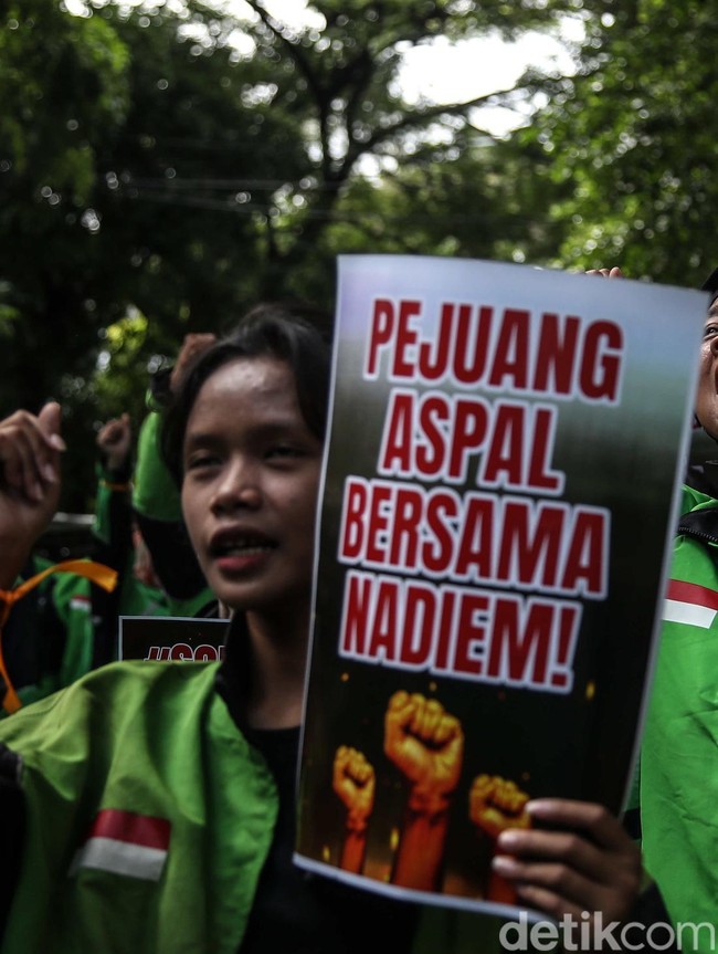 Aksi Ojol Dukung Nadiem di Pengadilan Tipikor