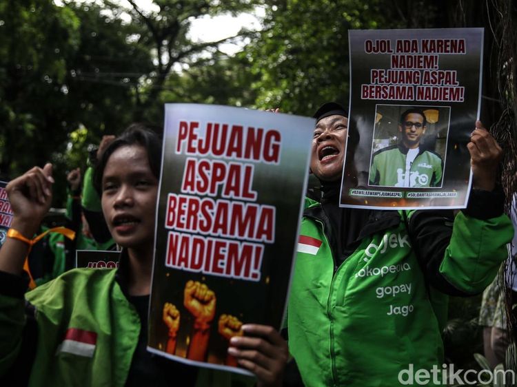 Aksi Ojol Dukung Nadiem di Pengadilan Tipikor