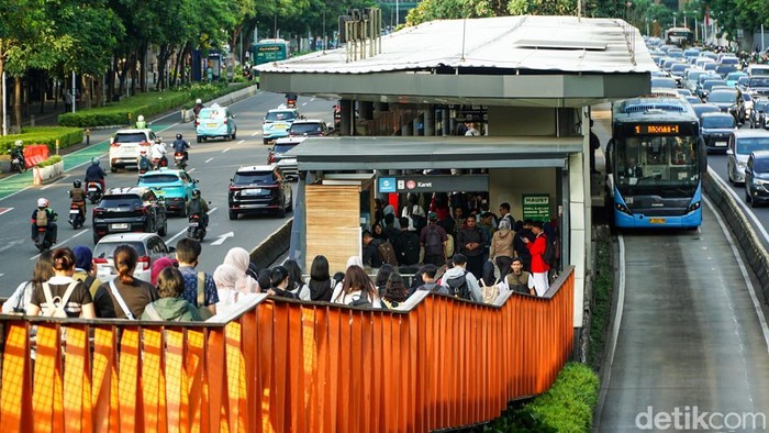 Suasana pulang kantor mulai kembali terlihat pada Senin (5/1/2026). Usai libur Nataru, aktivitas warga di pusat kota perlahan menggeliat.