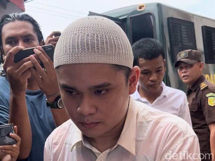 Alvi Maulana, terdakwa pemutilasi pacarnya, Tiara menjalani sidang perdana di Pengadilan Negeri Mojokerto