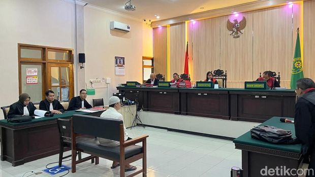 Alvi Maulana Alvi Maulana, terdakwa pemutilasi pacarnya, Tiara menjalani sidang perdana di Pengadilan Negeri Mojokerto