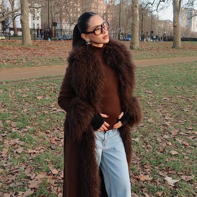 8 Foto Alyssa Daguise Liburan ke London, Bumil Tampil Stylish Pakai Coat Bulu