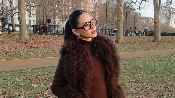 8 Foto Alyssa Daguise Liburan ke London, Bumil Tampil Stylish Pakai Coat Bulu