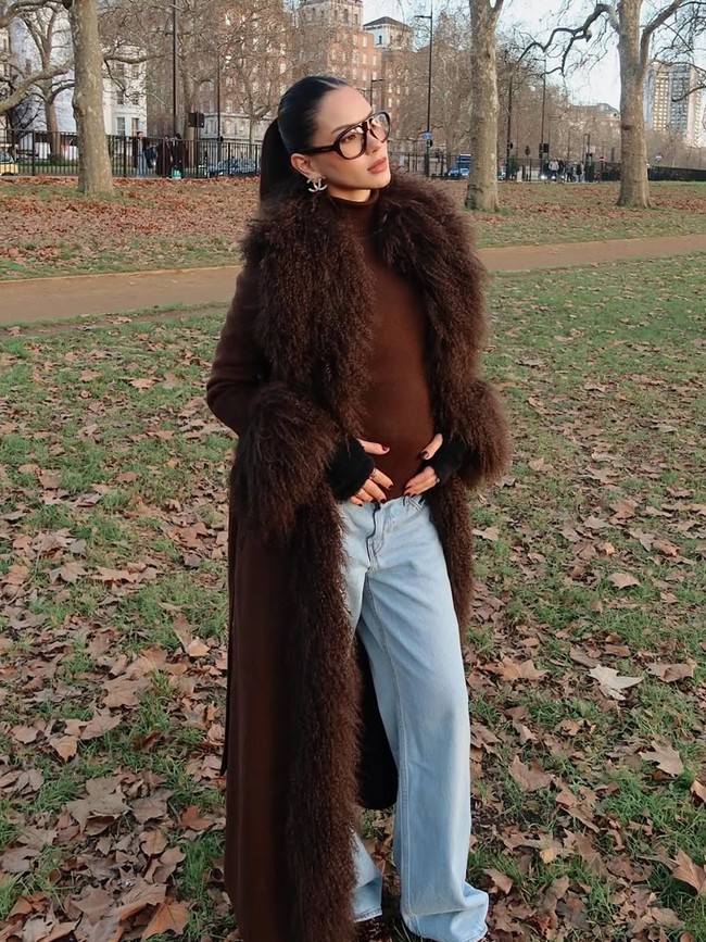 8 Foto Alyssa Daguise Liburan ke London, Bumil Tampil Stylish Pakai Coat Bulu