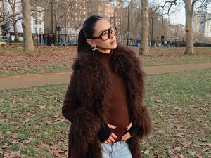 8 Foto Alyssa Daguise Liburan ke London, Bumil Tampil Stylish Pakai Coat Bulu