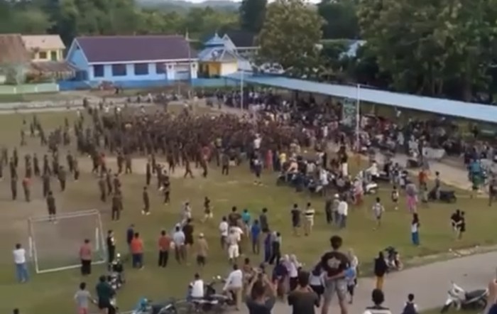 Anggota TNI dan Brimob Polda Sultra terlibat bentrok usai pertandingan sepakbola di lapangan Buton Selatan.