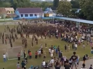 Momen TNI Vs Brimob Bentrok Usai Pertandingan Sepakbola di Buton Selatan