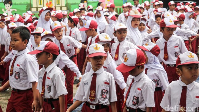 Aktivitas hari pertama masuk sekolah berlangsung penuh antusias di SDN 03 Kelapa Gading Timur, Jakarta Utara, Senin (5/1/2026). Sejak pagi hari, suasana sekolah tampak ramai oleh kehadiran para siswa yang kembali bersekolah setelah libur Natal dan Tahun Baru.
