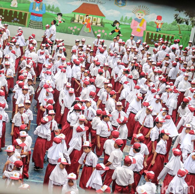 Antusias Hari Pertama Sekolah, SDN 03 Kelapa Gading Timur Gelar Upacara