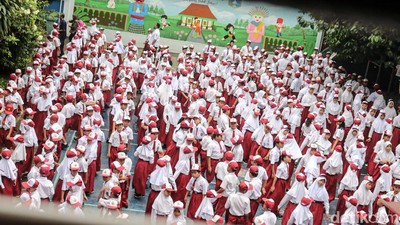 Antusias Hari Pertama Sekolah, SDN 03 Kelapa Gading Timur Gelar Upacara