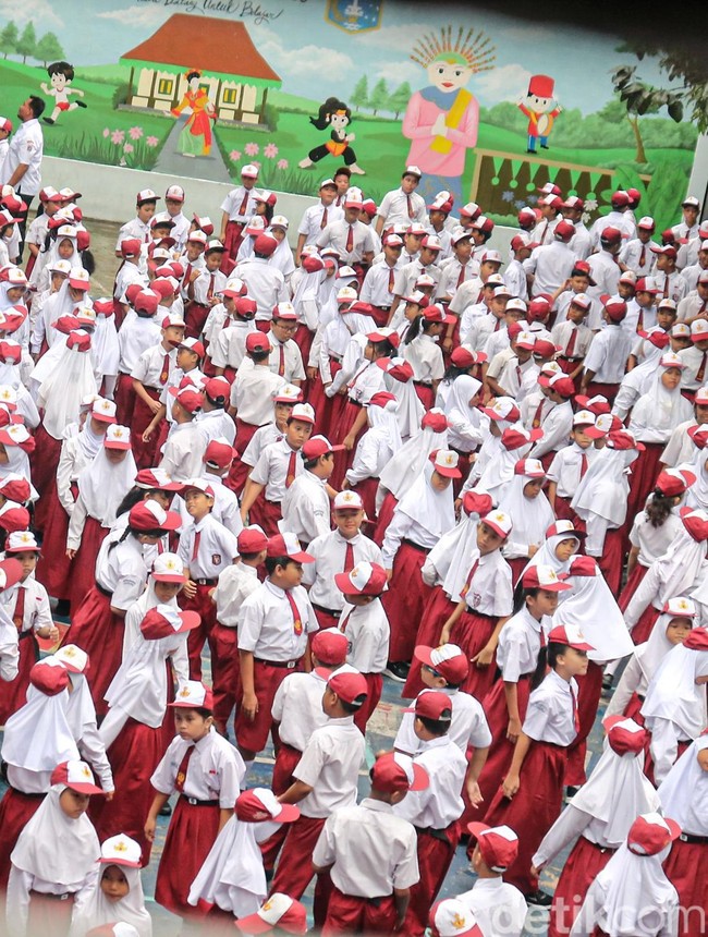 Antusias Hari Pertama Sekolah, SDN 03 Kelapa Gading Timur Gelar Upacara